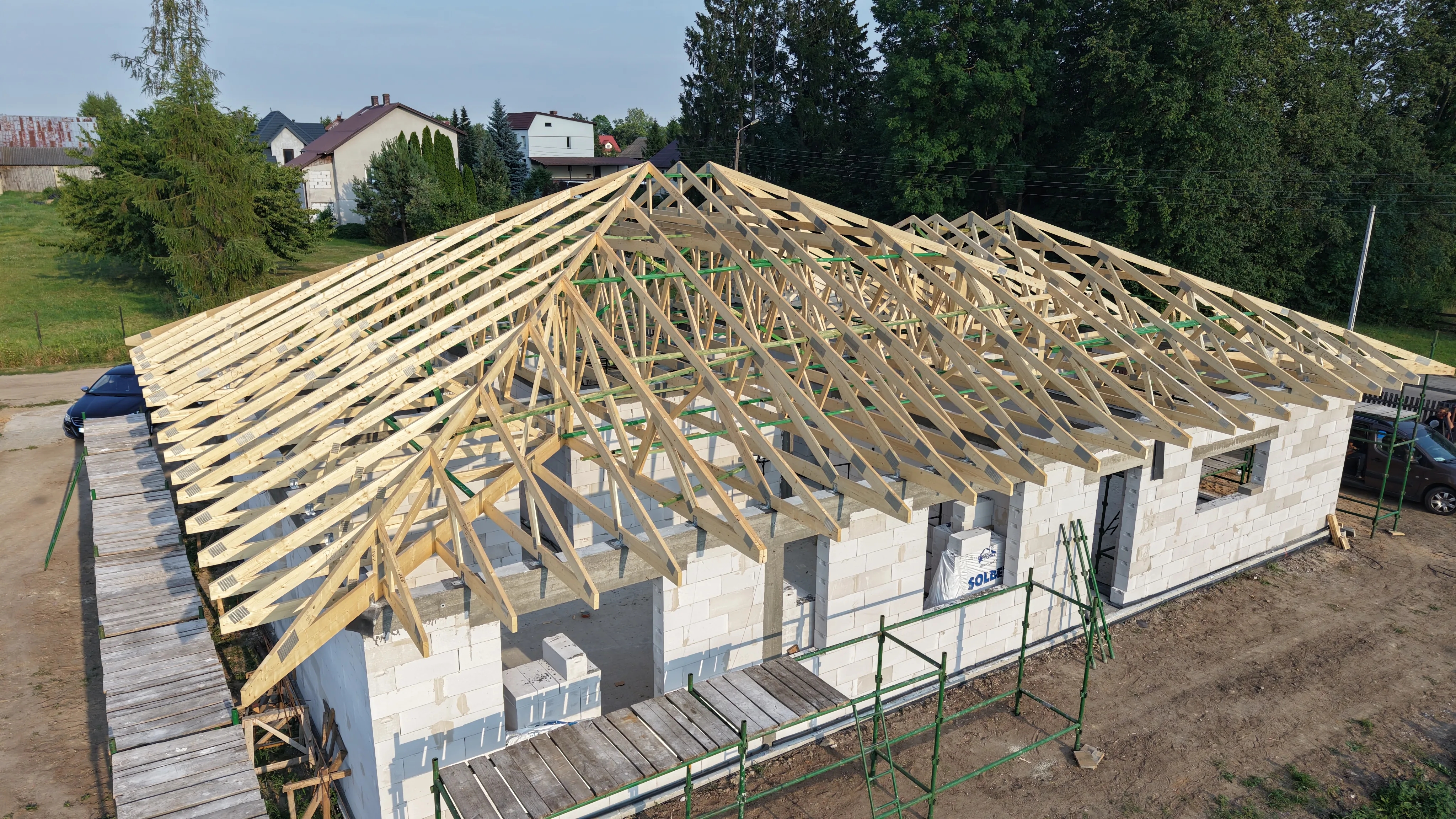Prefabrykowane wiązary dachowe na budowie domu szkieletowego, widok z góry