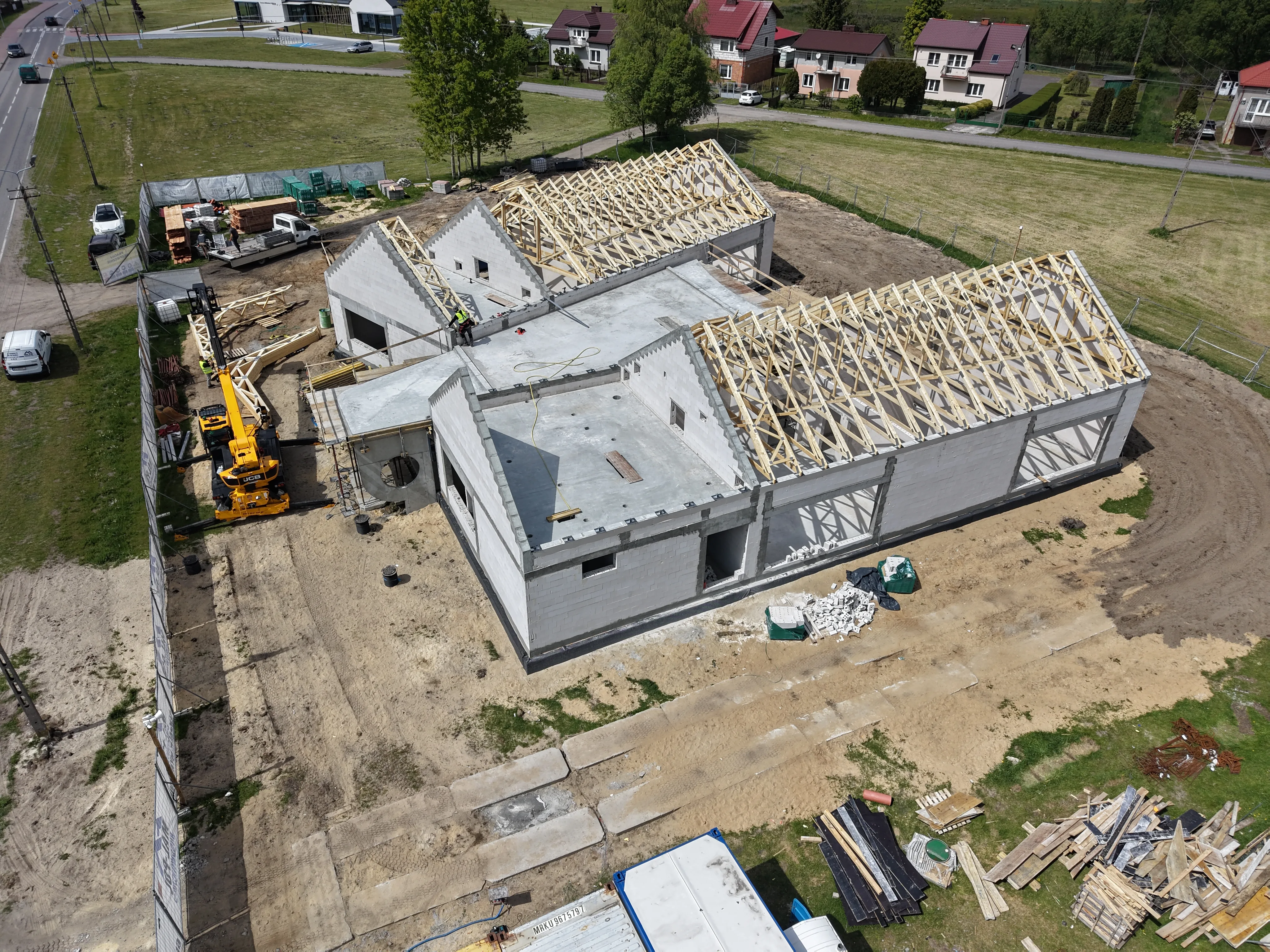 Montaż więźby dachowej na budowie domów szkieletowych